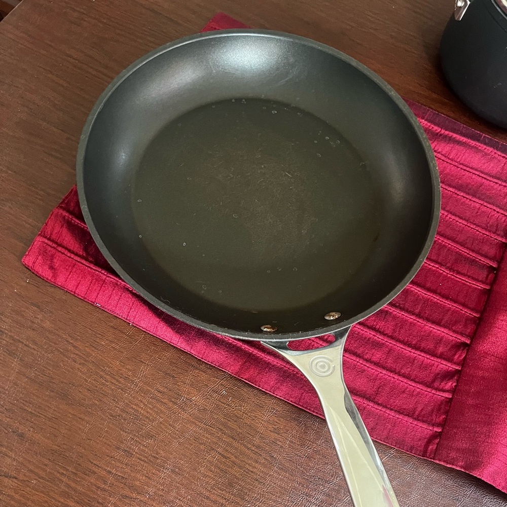 Le creuset non stick 11 inch skillet
